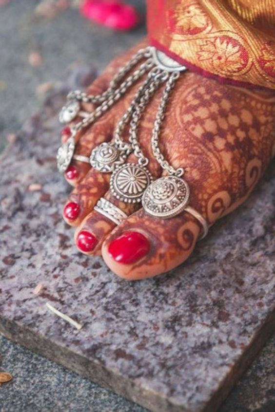 ¿Por qué las mujeres en India usan anillos en los pies?