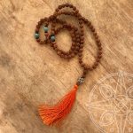 Japamala Nepalí Naranja Nudo infinito para la sabiduría y la paz interior.