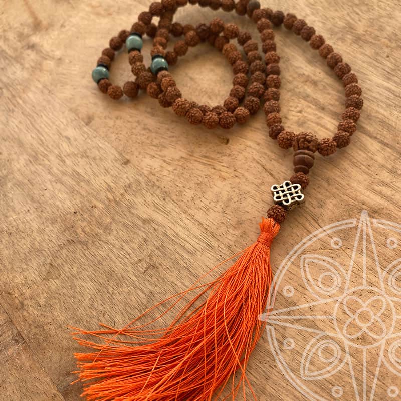 Japamala Nepalí Naranja Nudo infinito para la sabiduría y la paz interior.