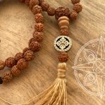 Japamala Nepalí beige Nudo infinito para la sabiduría y la paz interior