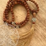 Japamala Nepalí beige Nudo infinito para la sabiduría y la paz interior