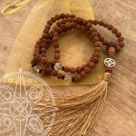 Japamala Nepalí beige Nudo infinito para la sabiduría y la paz interior