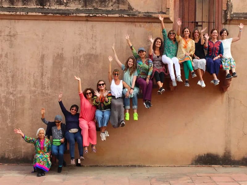 Grupo de mujeres en el viaje